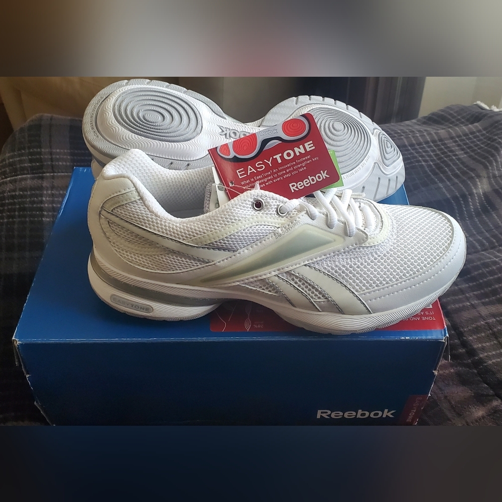 NWT/ Womens EasyTone Reebok Athletic Sneakers.    Size 7,   Color: White.
